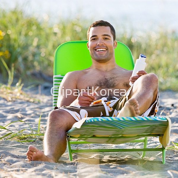 맑음,모래,미소,반가움,밝음,빛,사람,선크림,수영,수영복,신체,앉기,어른... 태양,편안함,풍경[경치],해변,해안,해외포토,행복,활력,휴가,휴게실,휴식