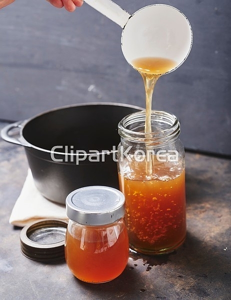 해외작가포토 - 클립아트코리아 :: 통로이미지(주) __적합한콘텐츠,고기요리,국자,만들기,병,설명,소고기,손,수제,수프,숟가락,스튜디오,실내... 