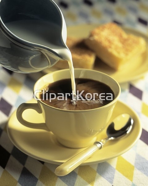 (주) __적합한콘텐츠,광선,붓기,사람없음,아웃포커스,엎지르기,우유,음료,음식,커피,컵,클로즈업,해외포토,해외프리미엄콜렉션,흐름,흘리기