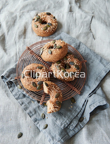 해외작가포토 - 클립아트코리아 :: 통로이미지(주) __적합한콘텐츠,건강,다양함,도넛,레시피,베이글,비건,사람없음,스튜디오,실내,씨,아침식사,웰빙... 