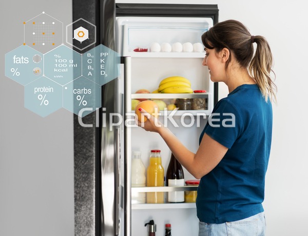 냉장고를 들여다보는 사람