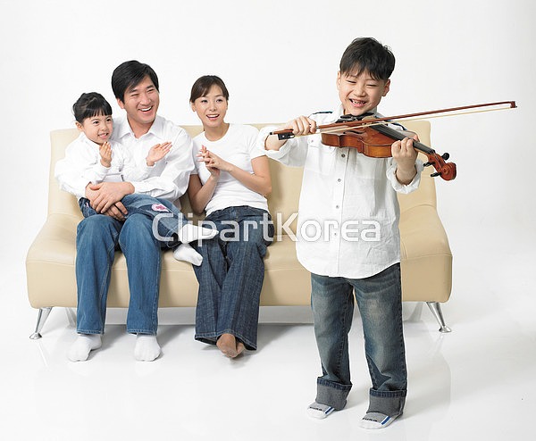 국내작가포토 - 클립아트코리아 :: 통로이미지(주) 25-29세,35-39세,5세,7세,__적합한콘텐츠,가족,남자,남자어린이,낮,누끼,동양인,딸,바이올린... 