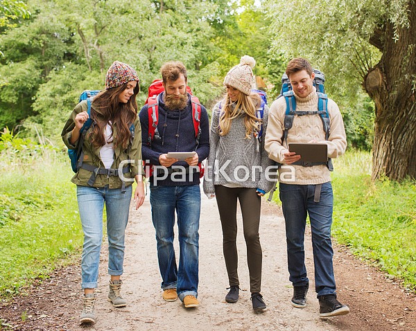 해외작가포토 - 클립아트코리아 :: 통로이미지(주) GPS,__적합한콘텐츠,가족,걷기,관광객,국도,기술,길,남자,다수,대화,등산,라이프스타일,목재... 
